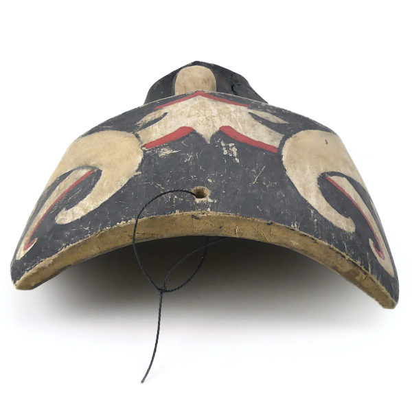 Grand masque Dayak de Bornéo en bois léger polychrome (dessus)