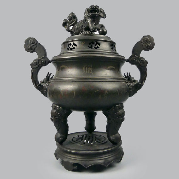 Grand brûle-parfum vietnamien tripode en bronze niellé argent et cuivre à chiens de Fô XIXe (face)