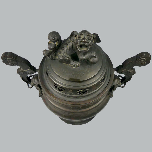Grand brûle-parfum vietnamien tripode en bronze niellé argent et cuivre à chiens de Fô XIXe (dessus)