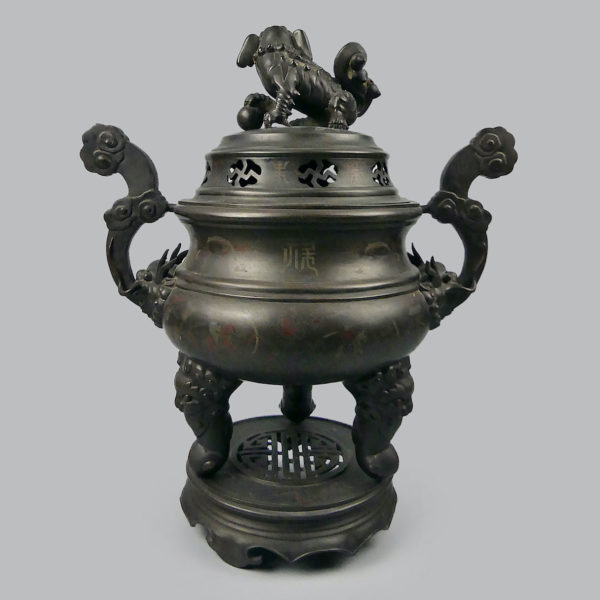 Grand brûle-parfum vietnamien tripode en bronze niellé argent et cuivre à chiens de Fô XIXe (dos)