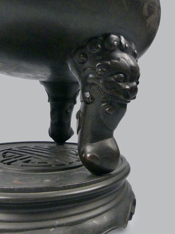 Grand brûle-parfum vietnamien tripode en bronze niellé argent et cuivre à chiens de Fô XIXe (détail)