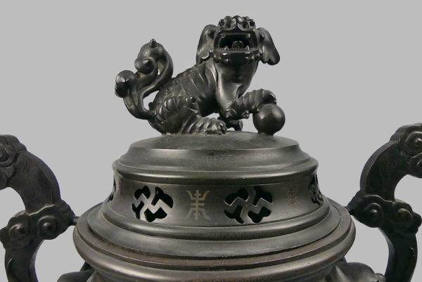 Grand brûle-parfum vietnamien tripode en bronze niellé argent et cuivre à chiens de Fô XIXe (détail)