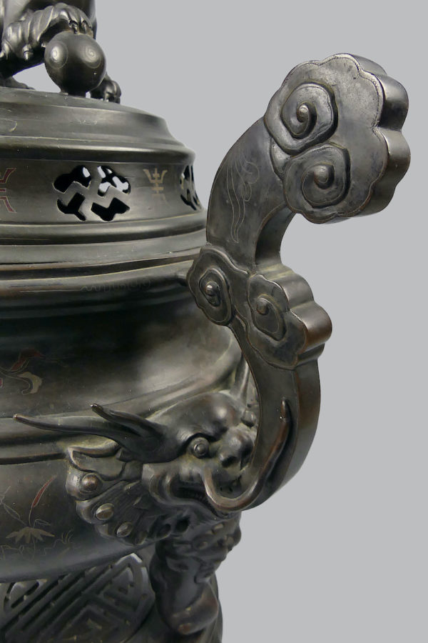 Grand brûle-parfum vietnamien tripode en bronze niellé argent et cuivre à chiens de Fô XIXe (détail)