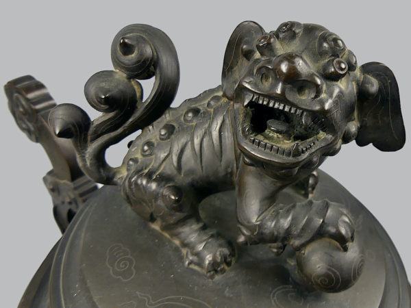 Grand brûle-parfum vietnamien tripode en bronze niellé argent et cuivre à chiens de Fô XIXe (détail)