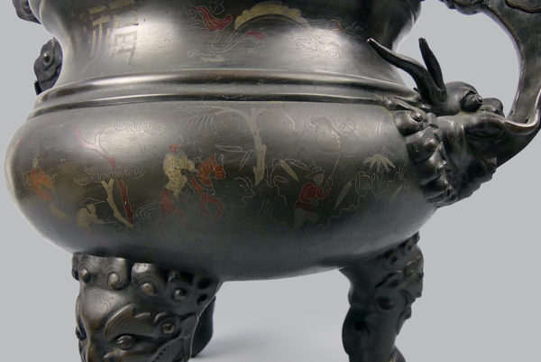 Grand brûle-parfum vietnamien tripode en bronze niellé argent et cuivre à chiens de Fô XIXe (détail)