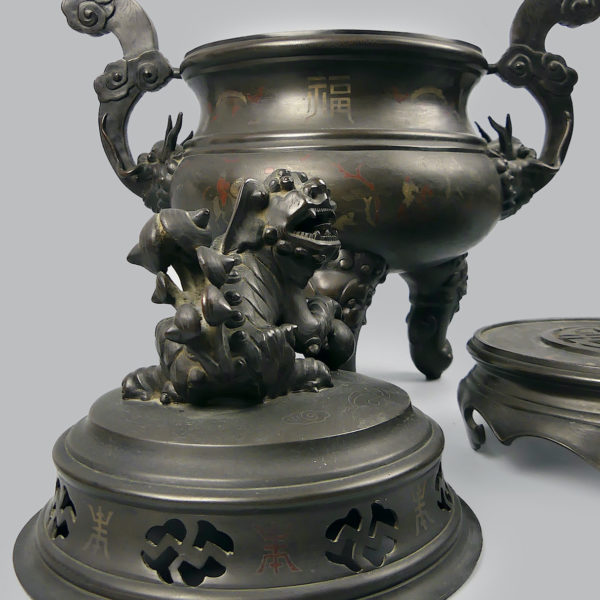 Grand brûle-parfum vietnamien tripode en bronze niellé argent et cuivre à chiens de Fô XIXe (détail)