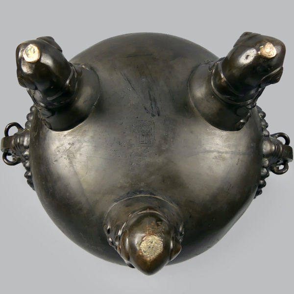 Grand brûle-parfum vietnamien tripode en bronze niellé argent et cuivre à chiens de Fô XIXe (dessous)