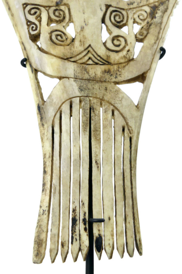 Peigne en os de bovin gravé à décor ajouré sur socle Timor (détail)
