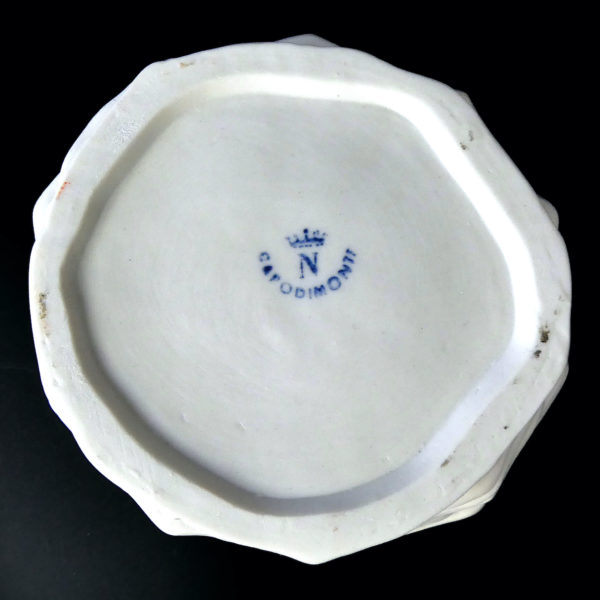 Biscuit érotique La Blanchisseuse signé Capodimonte XIXe Italie Curiosa (dessous)