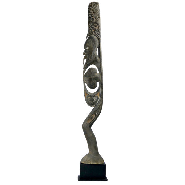 Grande sculpture iatmul Sepik en bois pigments et cauris sur socle (face)