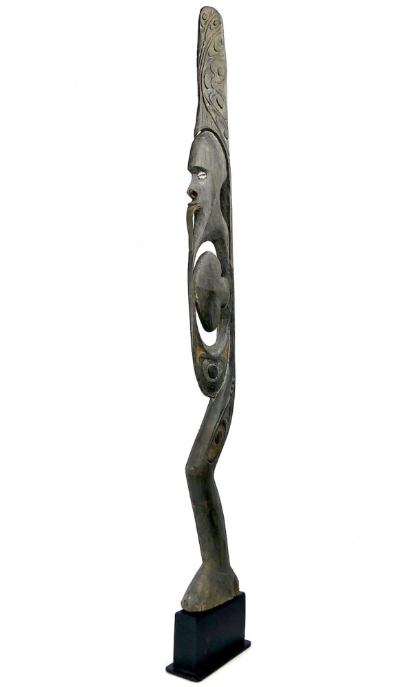 Grande sculpture iatmul Sepik en bois pigments et cauris sur socle (3/4)