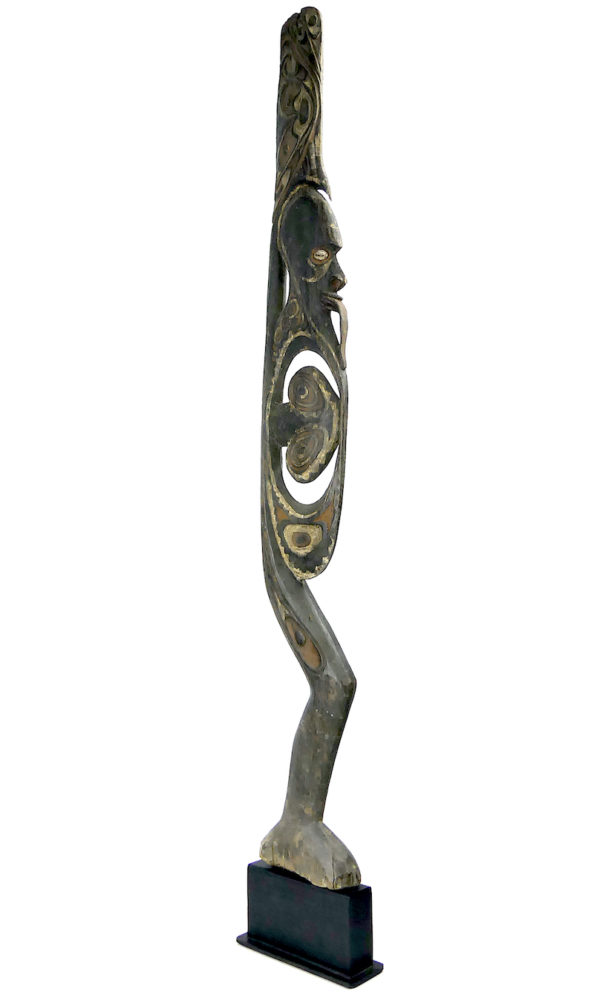 Grande sculpture iatmul Sepik en bois pigments et cauris sur socle (3/4)