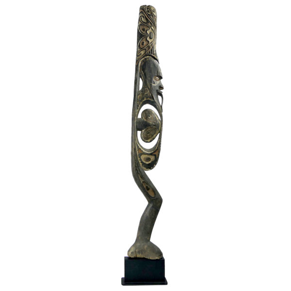 Grande sculpture iatmul Sepik en bois pigments et cauris sur socle (face)