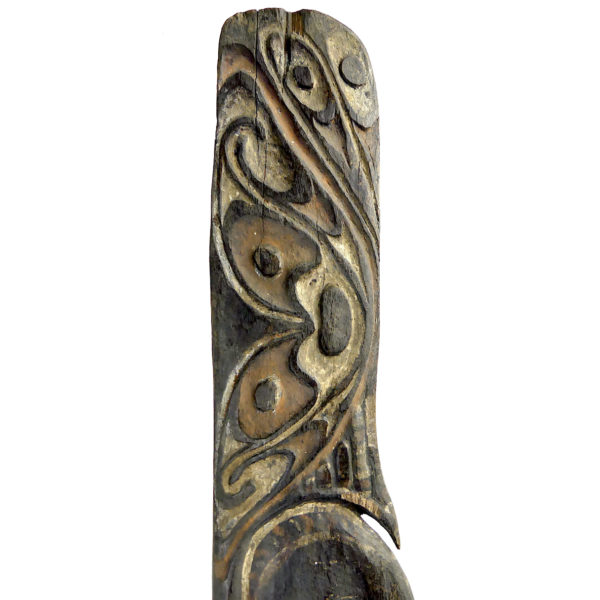 Grande sculpture iatmul Sepik en bois pigments et cauris sur socle (détail)