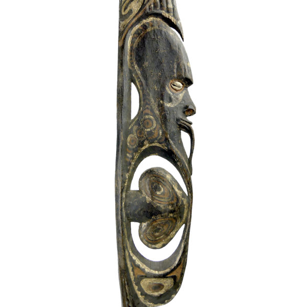 Grande sculpture iatmul Sepik en bois pigments et cauris sur socle (détail)