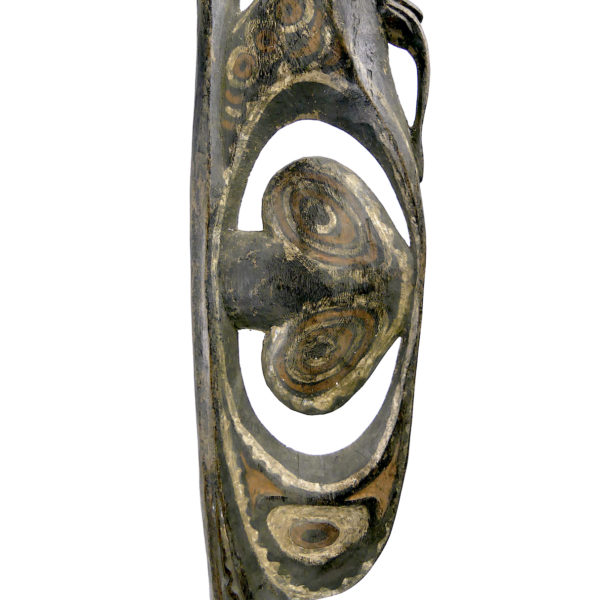 Grande sculpture iatmul Sepik en bois pigments et cauris sur socle (détail)
