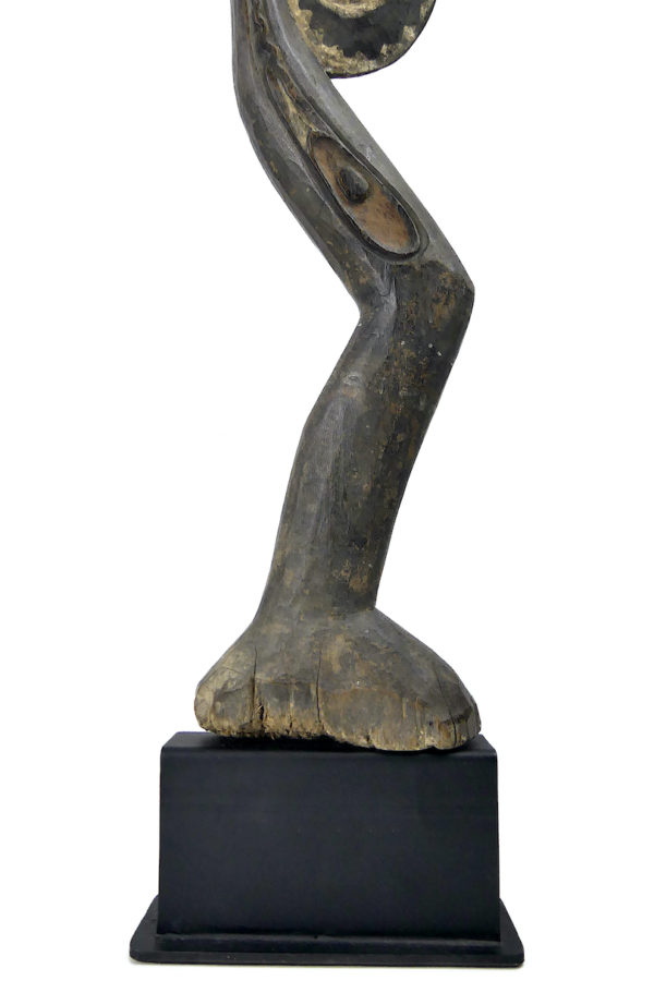 Grande sculpture iatmul Sepik en bois pigments et cauris sur socle (détail)