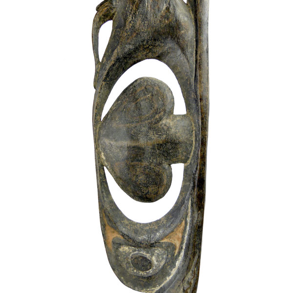 Grande sculpture iatmul Sepik en bois pigments et cauris sur socle (détail)