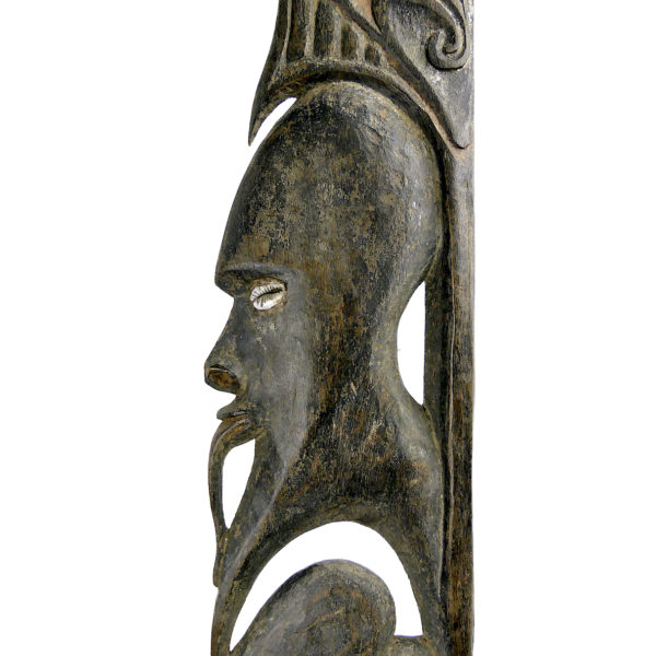 Grande sculpture iatmul Sepik en bois pigments et cauris sur socle (détail)