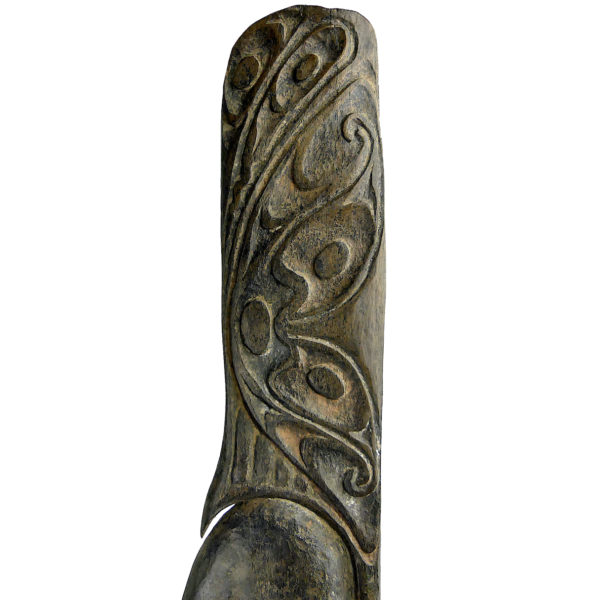 Grande sculpture iatmul Sepik en bois pigments et cauris sur socle (détail)