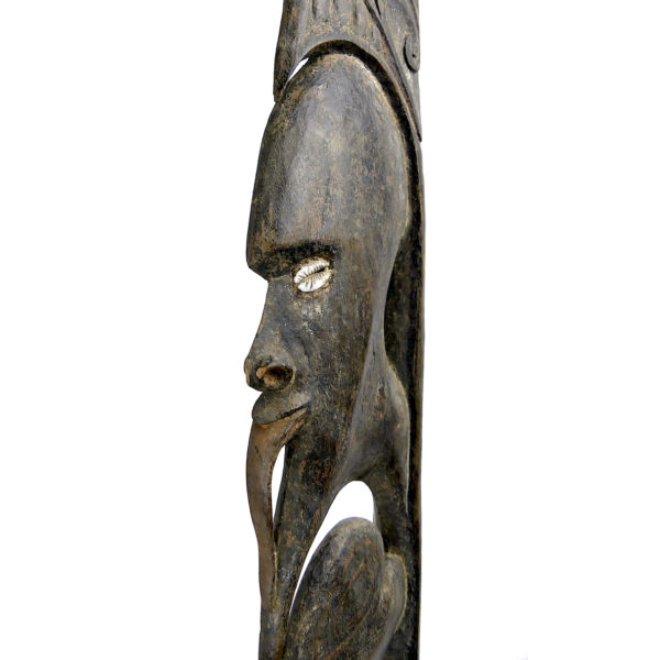 Grande sculpture iatmul Sepik en bois pigments et cauris sur socle (détail)