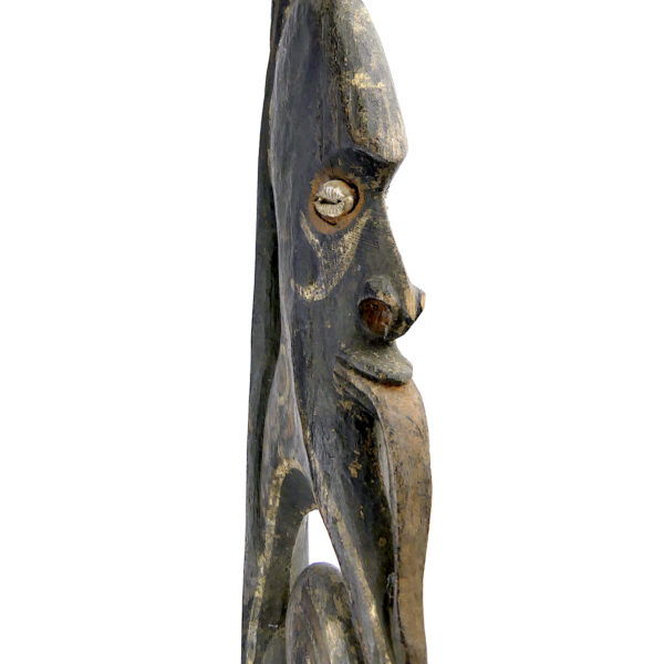 Grande sculpture iatmul Sepik en bois pigments et cauris sur socle (détail)