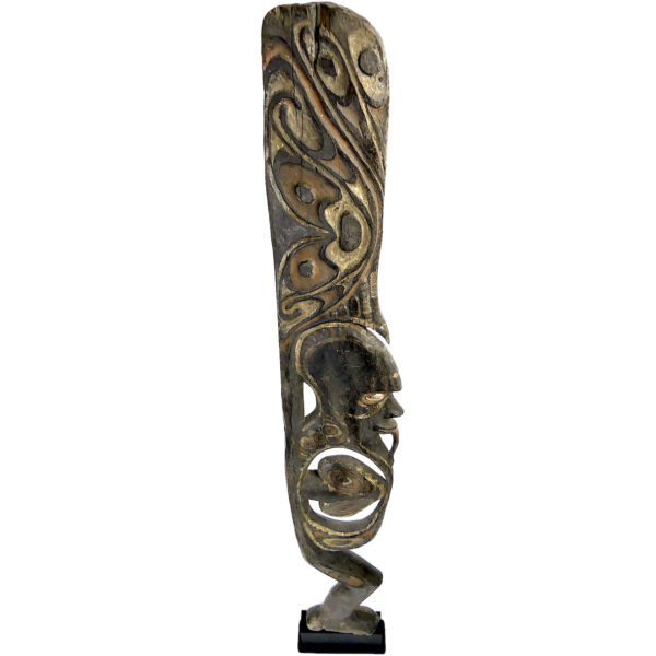 Grande sculpture iatmul Sepik en bois pigments et cauris sur socle (dessus 3/4)