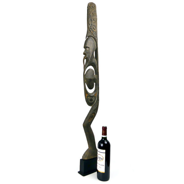 Grande sculpture iatmul Sepik en bois pigments et cauris sur socle (proportion)