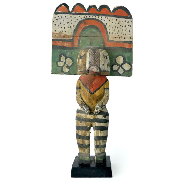 Grande poupée Kachina à Tabletta sur socle noir Style Hopi (face)