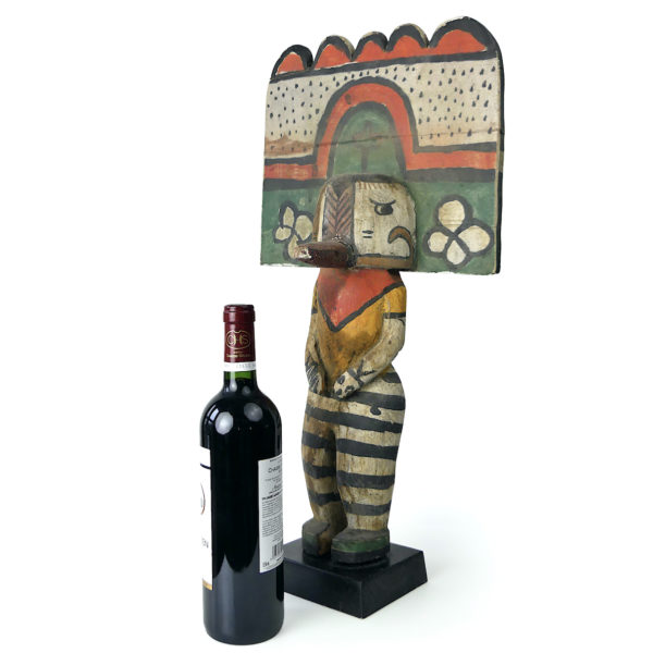 Grande poupée Kachina à Tabletta sur socle noir Style Hopi (proportion)