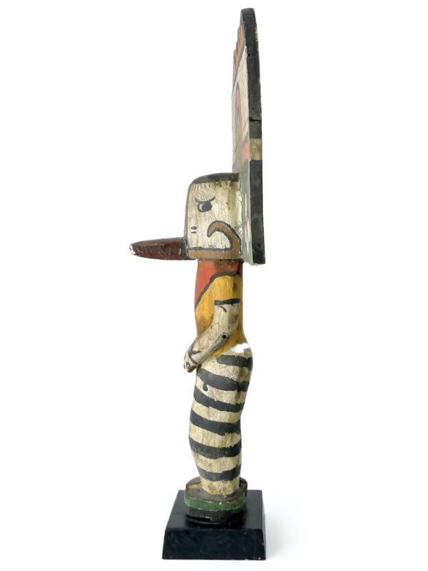 Grande poupée Kachina à Tabletta sur socle noir Style Hopi (profil)