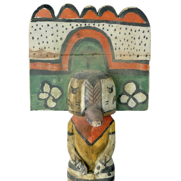 Grande poupée Kachina à Tabletta sur socle noir Style Hopi (détail)