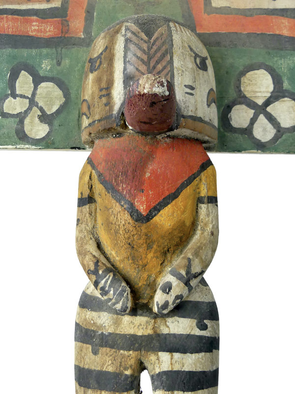 Grande poupée Kachina à Tabletta sur socle noir Style Hopi (détail)