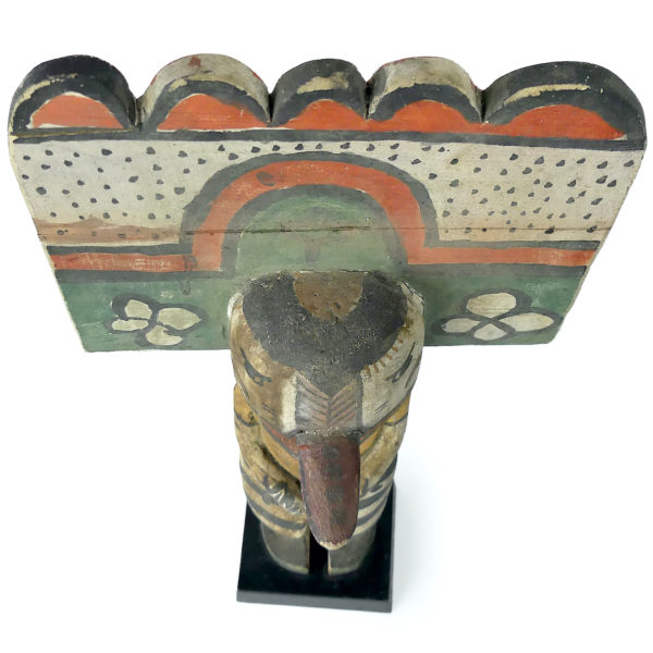 Grande poupée Kachina à Tabletta sur socle noir Style Hopi (dessus)