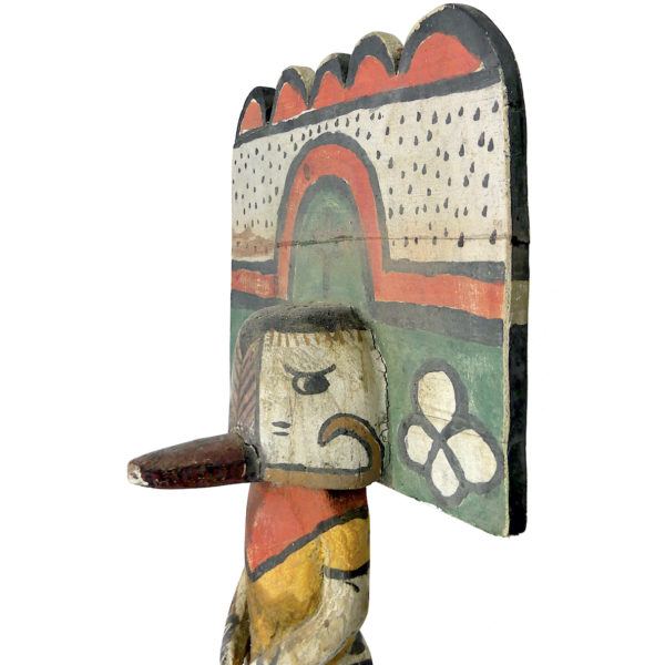 Grande poupée Kachina à Tabletta sur socle noir Style Hopi (détail)