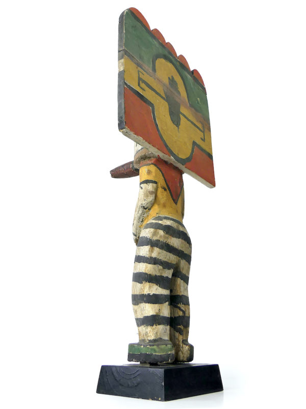 Grande poupée Kachina à Tabletta sur socle noir Style Hopi (3/4 dos)