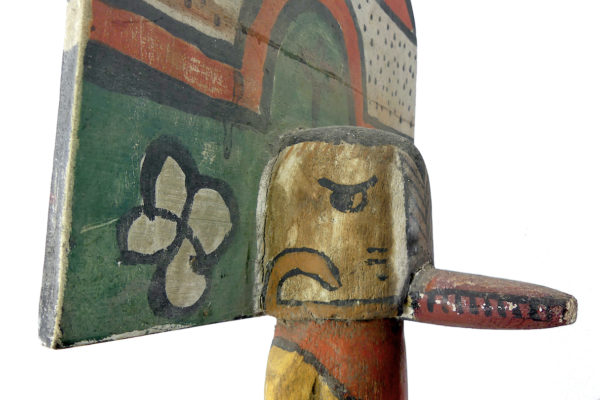 Grande poupée Kachina à Tabletta sur socle noir Style Hopi (détail)