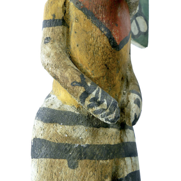 Grande poupée Kachina à Tabletta sur socle noir Style Hopi (détail)