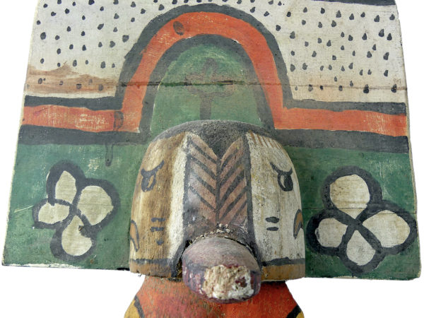 Grande poupée Kachina à Tabletta sur socle noir Style Hopi (détail)