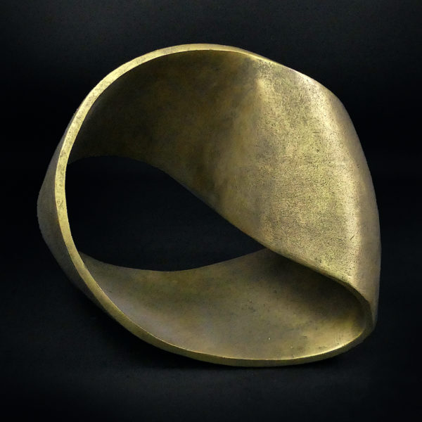 Grande sculpture ruban de Mœbius en métal doré art design (face)