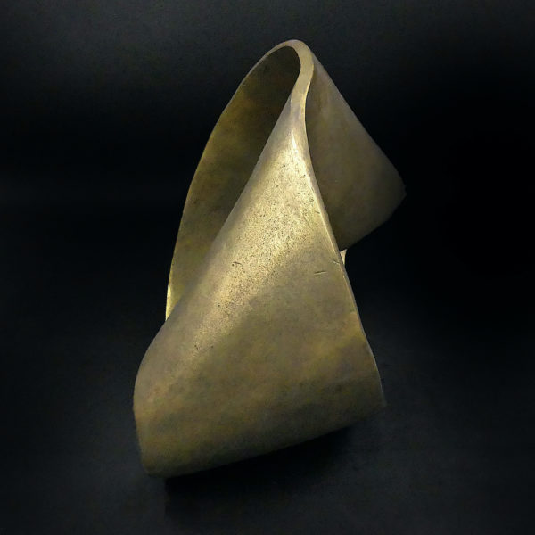 Grande sculpture ruban de Mœbius en métal doré art design (profil)