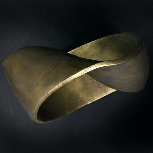 Grande sculpture ruban de Mœbius en métal doré art design (dessus)