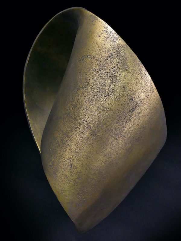 Grande sculpture ruban de Mœbius en métal doré art design (dessus 3/4)