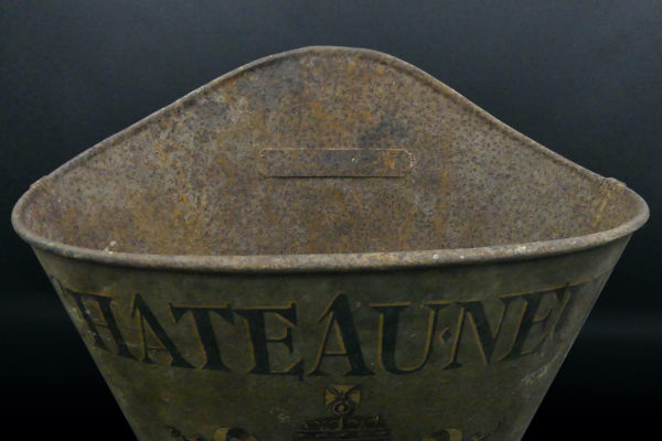 Hotte de vendange ancienne en tôle Début XXe Châteauneuf-du-Pape (détail)