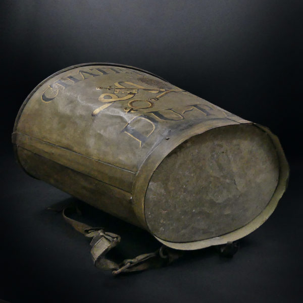 Hotte de vendange ancienne en tôle Début XXe Châteauneuf-du-Pape (dessous)