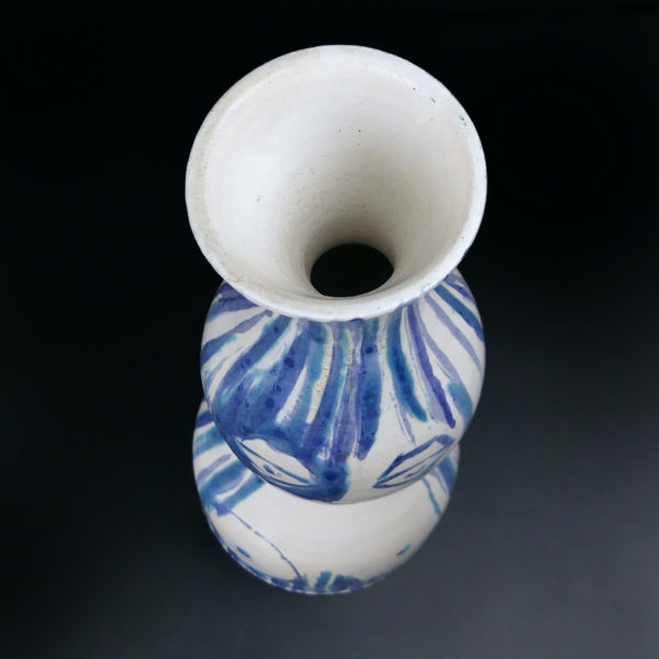 Rare vase anthropomorphe signé La Dame en Bleu des frères Cloutier (dessus 3/4)