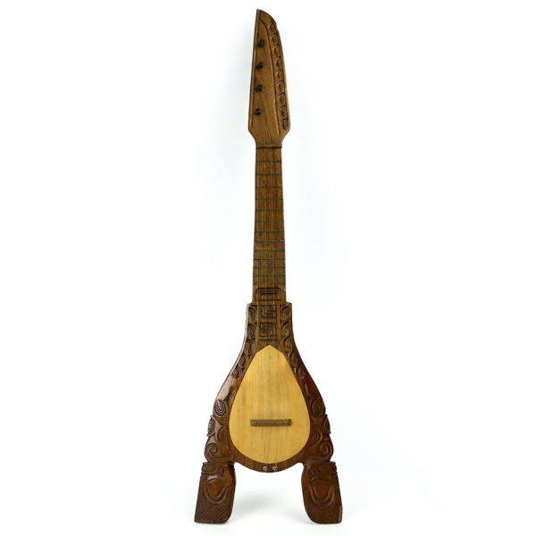 Ukulélé banjo tahitien ancien à 4 cordes en bois sculpté Tiki (face)