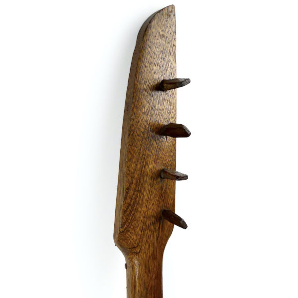 Ukulélé banjo tahitien ancien à 4 cordes en bois sculpté Tiki (détail)