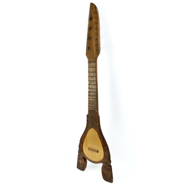 Ukulélé banjo tahitien ancien à 4 cordes en bois sculpté Tiki (3/4)