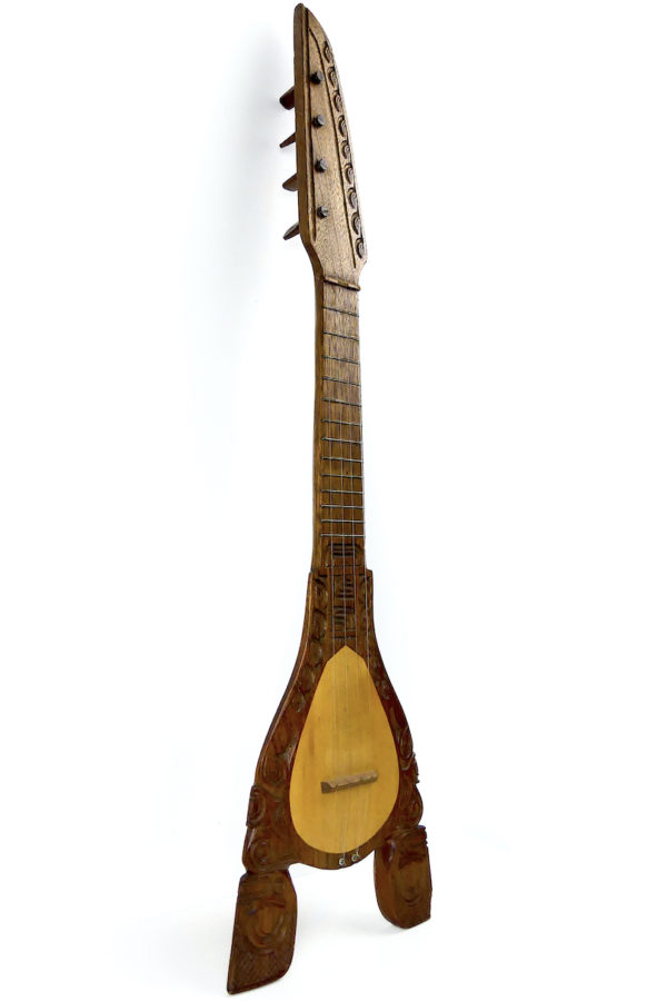Ukulélé banjo tahitien ancien à 4 cordes en bois sculpté Tiki (3/4)